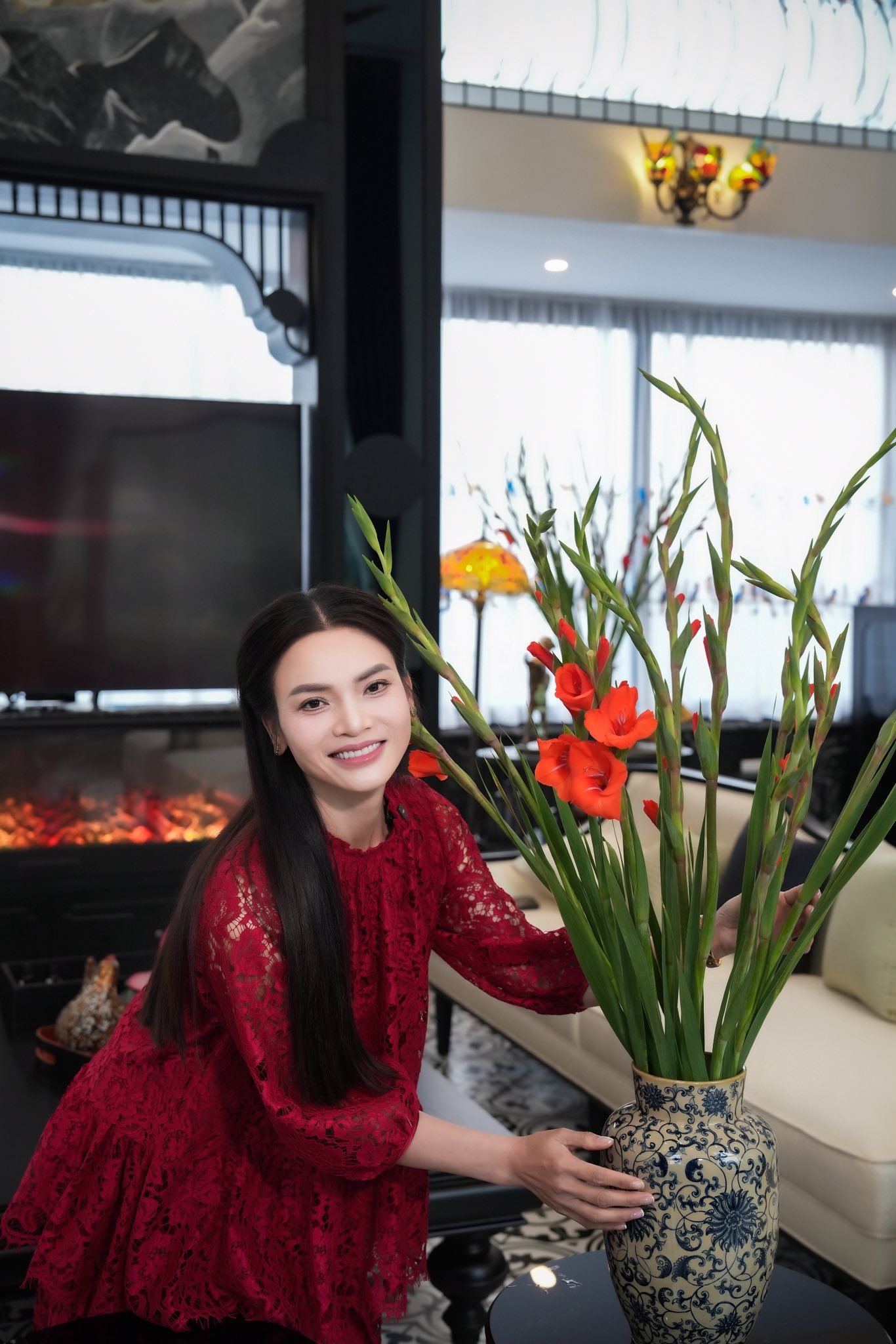 Nữ NSND trẻ nhất Việt Nam đ&oacute;n Tết rực rỡ trong biệt phủ 8000m&sup2;- Ảnh 1.