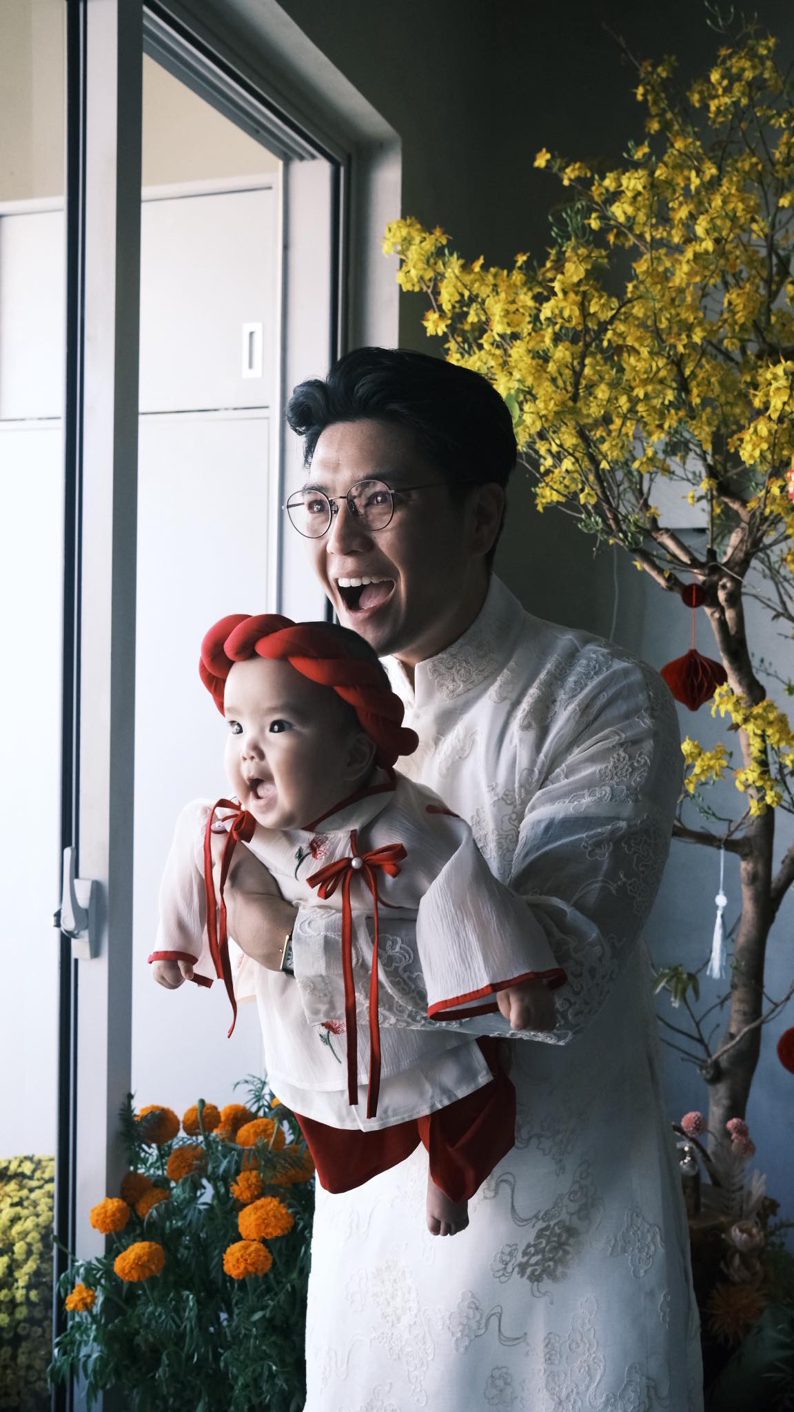 Ng&ocirc; Thanh V&acirc;n lần đầu h&eacute; lộ gương mặt con g&aacute;i, Tết đầu ti&ecirc;n của b&eacute; Gạo g&acirc;y sốt với m&agrave;n nhận l&igrave; x&igrave; xứng danh &aacute;i nữ- Ảnh 2.