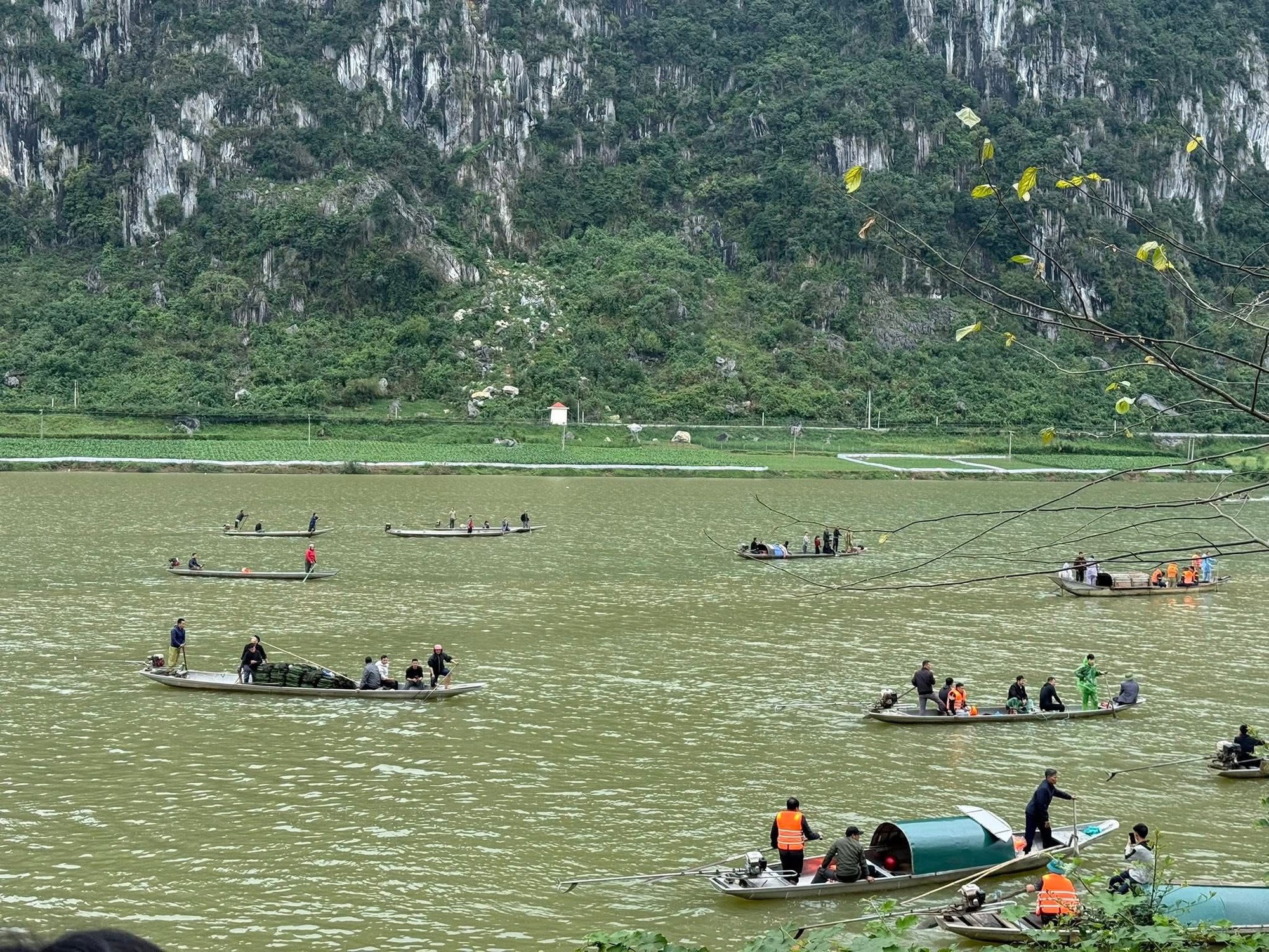 Vụ lật đ&ograve; chở gia đ&igrave;nh 7 người đi ch&uacute;c Tết, 4 người vĩnh viễn kh&ocirc;ng trở về: X&eacute; l&ograve;ng tiếng gọi &ldquo;C&uacute;n ơi, con về với mẹ&hellip;&rdquo; giữa s&ocirc;ng Gianh- Ảnh 1.