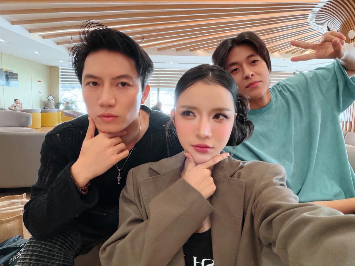 Trấn Thành đăng ảnh lộ chuyện Anh Trai - Em Xinh Vbiz hẹn hò, đã đến mức này mà mãi úp mở!- Ảnh 3. Trấn Thành đăng ảnh lộ chuyện Anh Trai - Em Xinh Vbiz hẹn hò, đã đến mức này mà mãi úp mở!- Ảnh 3.