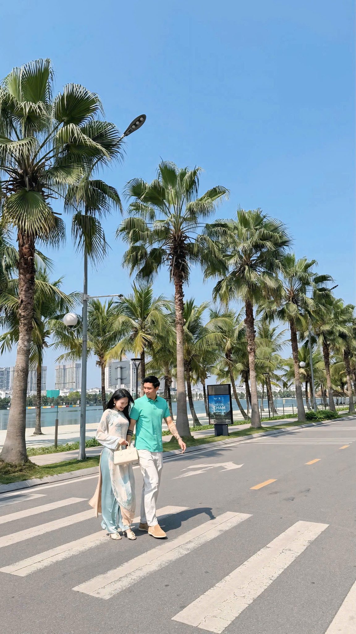 Doãn Hải My vững phong độ nàng WAG mặc áo dài đẹp nhất, xách túi hiệu sang chảnh bên Văn Hậu ai cũng ngoái nhìn- Ảnh 3. Doãn Hải My vững phong độ nàng WAG mặc áo dài đẹp nhất, xách túi hiệu sang chảnh bên Văn Hậu ai cũng ngoái nhìn- Ảnh 3.