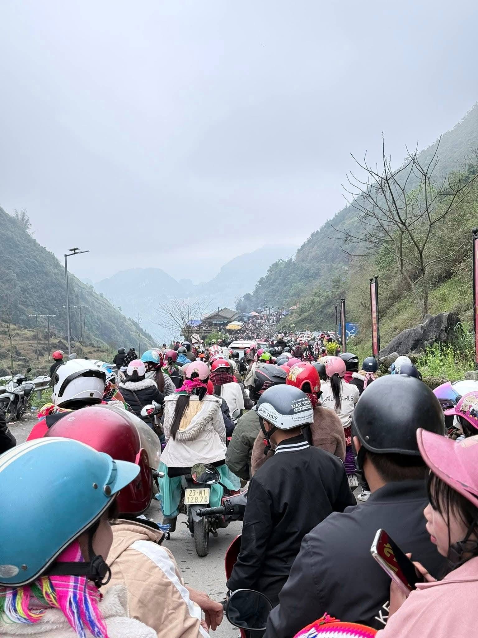 Đi chơi Tết m&agrave; cứ ngỡ đi l&agrave;m giờ cao điểm, h&agrave;ng loạt điểm du lịch nổi tiếng đ&ocirc;ng kh&ocirc;ng kẽ hở ng&agrave;y đầu năm- Ảnh 3.