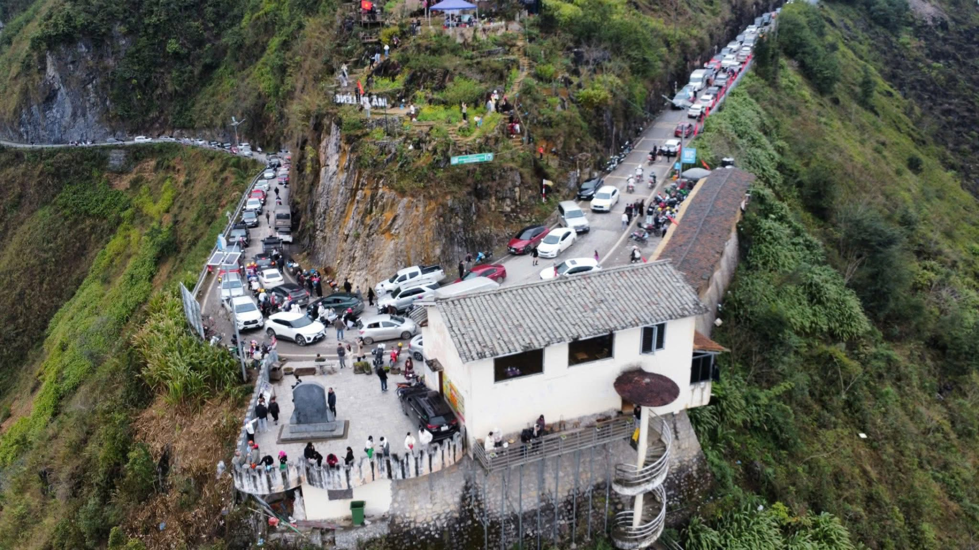 Đi chơi Tết m&agrave; cứ ngỡ đi l&agrave;m giờ cao điểm, h&agrave;ng loạt điểm du lịch nổi tiếng đ&ocirc;ng kh&ocirc;ng kẽ hở ng&agrave;y đầu năm- Ảnh 2.