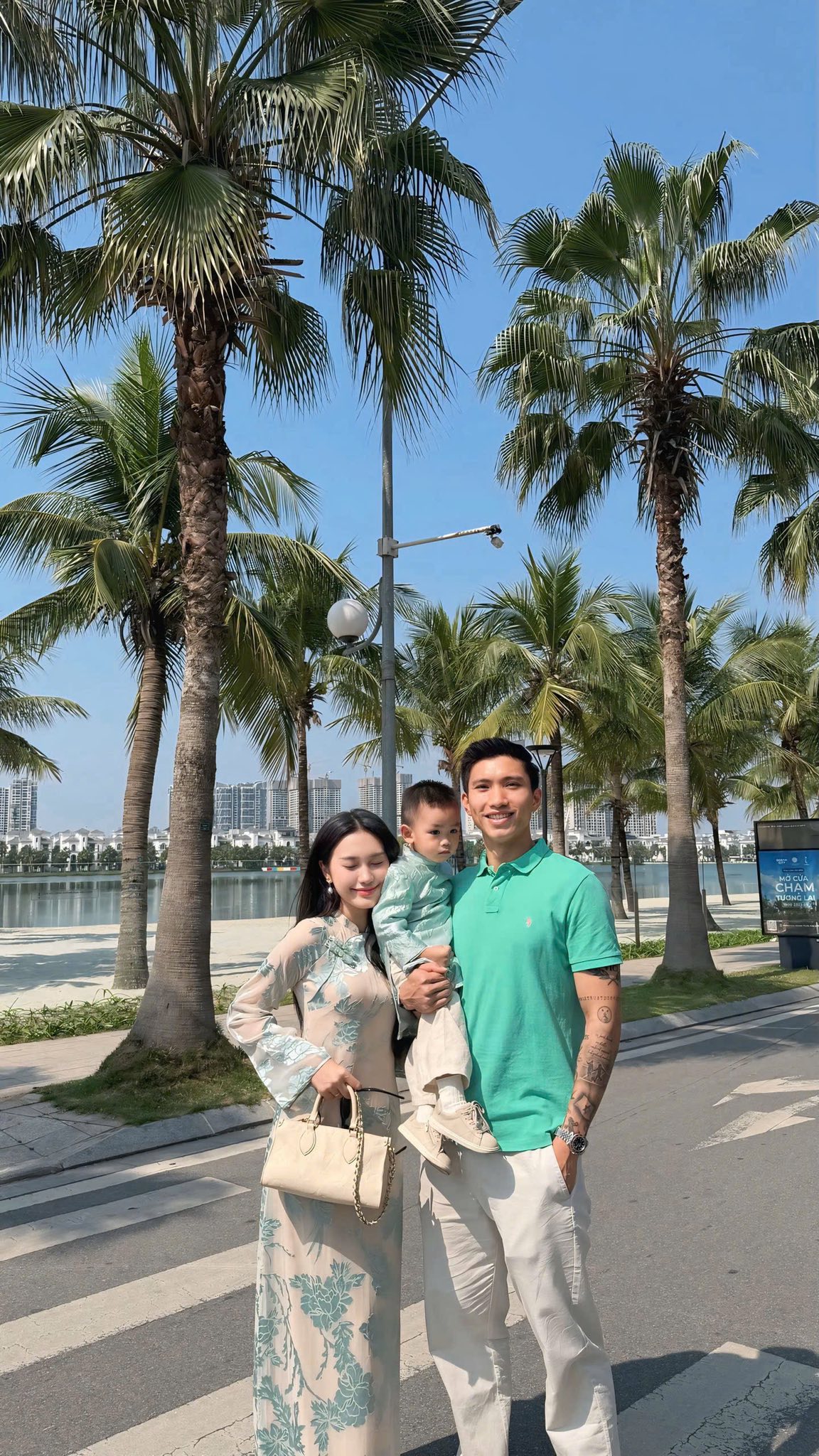 Doãn Hải My vững phong độ nàng WAG mặc áo dài đẹp nhất, xách túi hiệu sang chảnh bên Văn Hậu ai cũng ngoái nhìn- Ảnh 1. Doãn Hải My vững phong độ nàng WAG mặc áo dài đẹp nhất, xách túi hiệu sang chảnh bên Văn Hậu ai cũng ngoái nhìn- Ảnh 1.