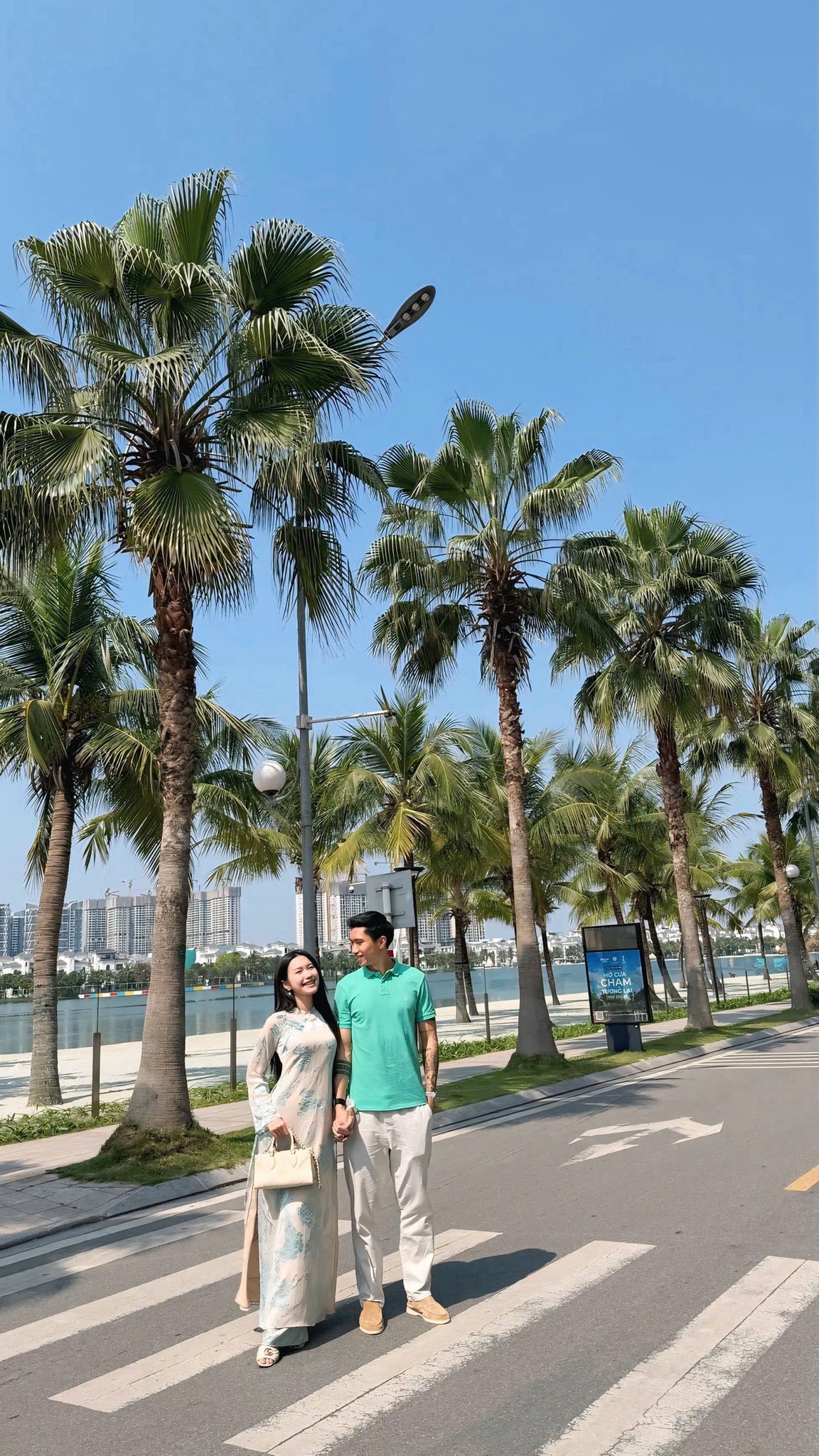 Doãn Hải My vững phong độ nàng WAG mặc áo dài đẹp nhất, xách túi hiệu sang chảnh bên Văn Hậu ai cũng ngoái nhìn- Ảnh 5. Doãn Hải My vững phong độ nàng WAG mặc áo dài đẹp nhất, xách túi hiệu sang chảnh bên Văn Hậu ai cũng ngoái nhìn- Ảnh 5.