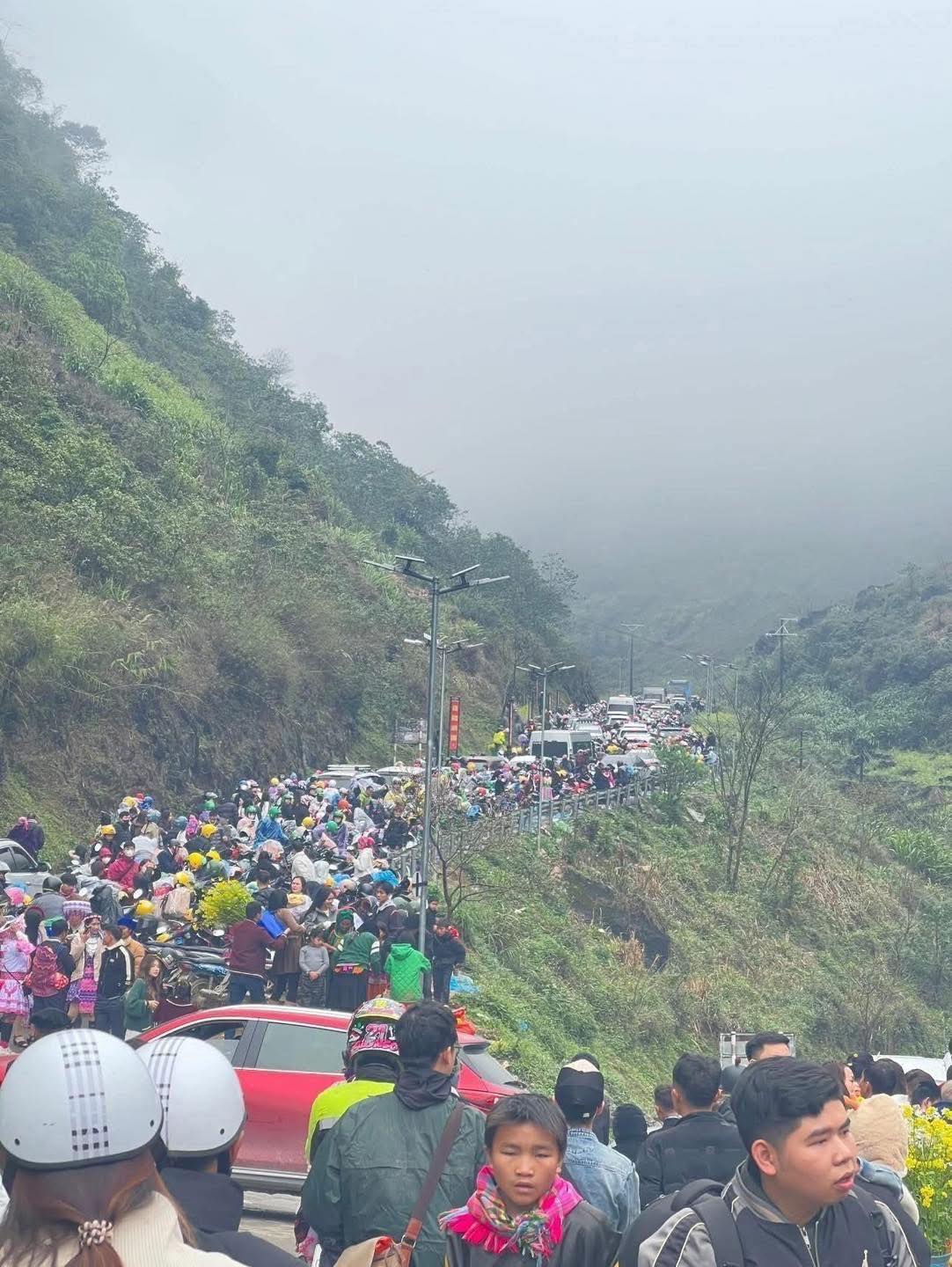 Đi chơi Tết m&agrave; cứ ngỡ đi l&agrave;m giờ cao điểm, h&agrave;ng loạt điểm du lịch nổi tiếng đ&ocirc;ng kh&ocirc;ng kẽ hở ng&agrave;y đầu năm- Ảnh 4.