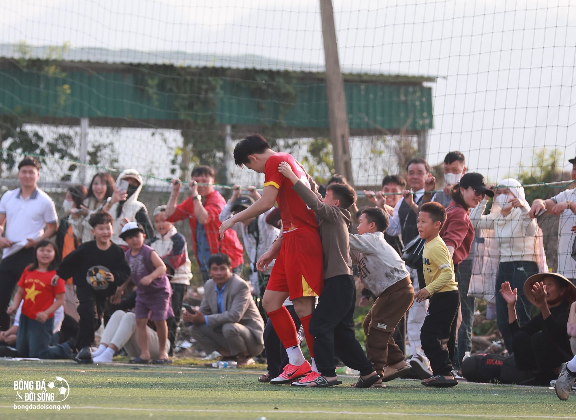 Đ&igrave;nh Bắc: Ng&ocirc;i sao chọn lấm lem b&ugrave;n đất để được qu&ecirc; hương &ocirc;m trọn v&agrave;o l&ograve;ng- Ảnh 2.