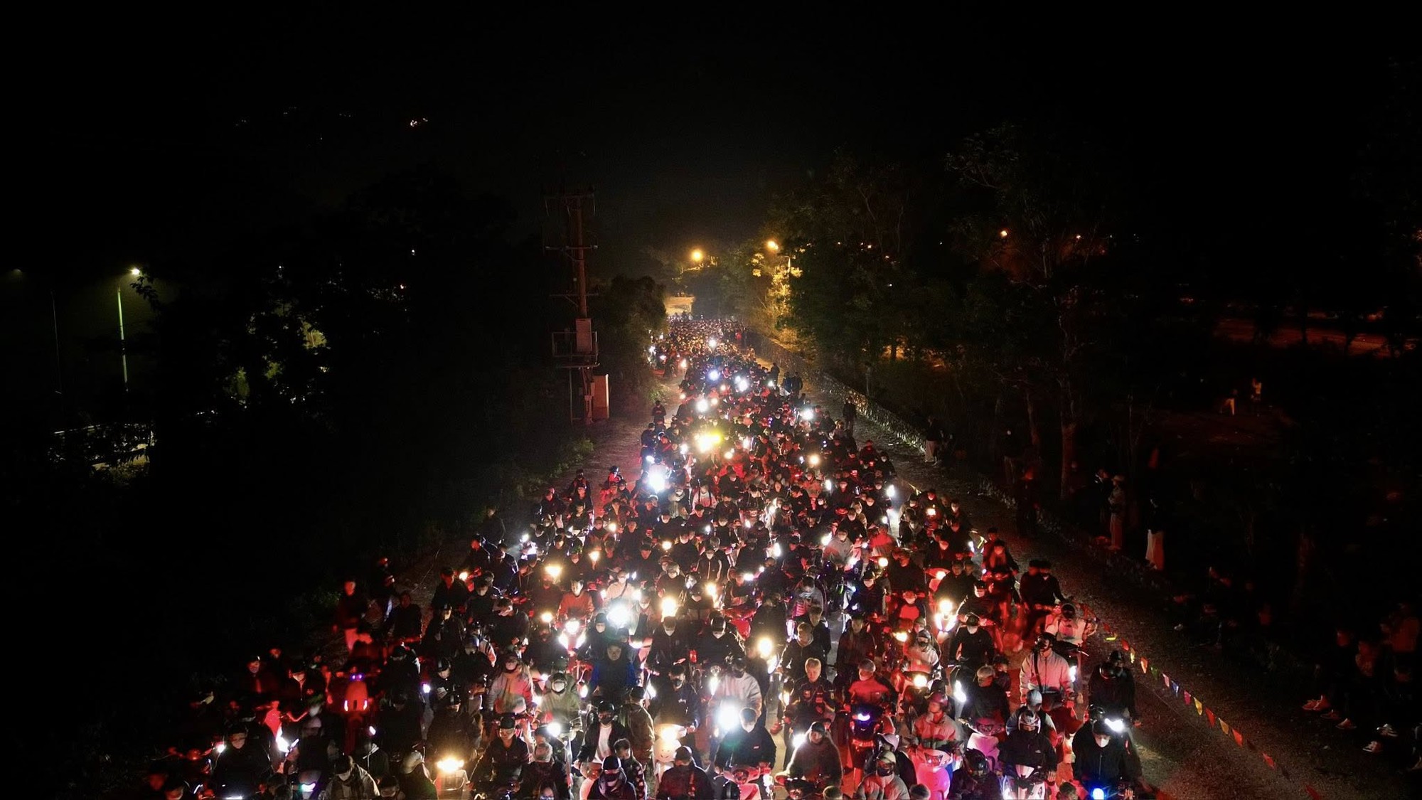 Yên Tử thất thủ, kẹt cứng từ 4h sáng: Du khách đông nghịt, ai cũng cầm 1 chiếc gậy trong tay- Ảnh 1. Yên Tử thất thủ, kẹt cứng từ 4h sáng: Du khách đông nghịt, ai cũng cầm 1 chiếc gậy trong tay- Ảnh 1.