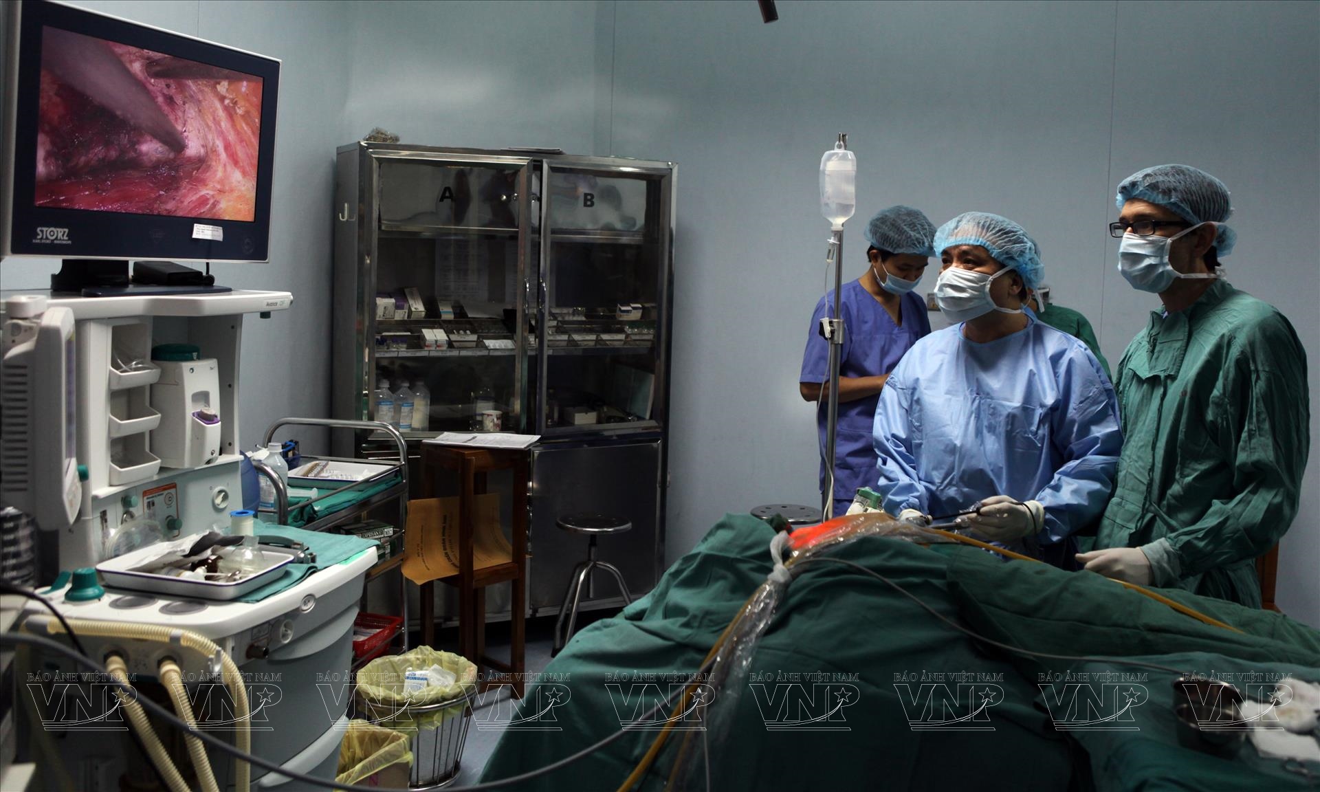 Chân dung "Dr Lương": Người “xuất khẩu” kỹ thuật mổ tuyến giáp Việt ra thế giới, khiến hàng trăm bác sĩ nước ngoài tìm đến theo học- Ảnh 4. Chân dung "Dr Lương": Người “xuất khẩu” kỹ thuật mổ tuyến giáp Việt ra thế giới, khiến hàng trăm bác sĩ nước ngoài tìm đến theo học- Ảnh 4.