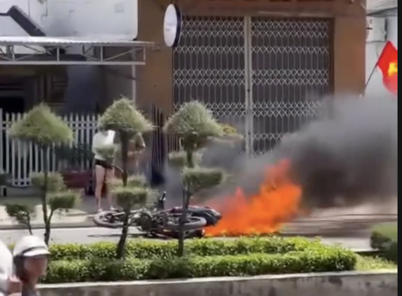 Bắt giữ đối tượng đốt xe khi bị kiểm tra độ cồn- Ảnh 2. Bắt giữ đối tượng đốt xe khi bị kiểm tra độ cồn- Ảnh 2.