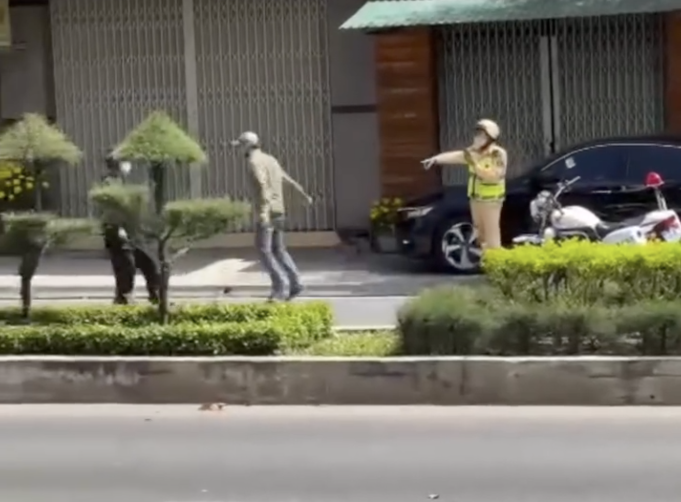 Bắt giữ đối tượng đốt xe khi bị kiểm tra độ cồn- Ảnh 1. Bắt giữ đối tượng đốt xe khi bị kiểm tra độ cồn- Ảnh 1.