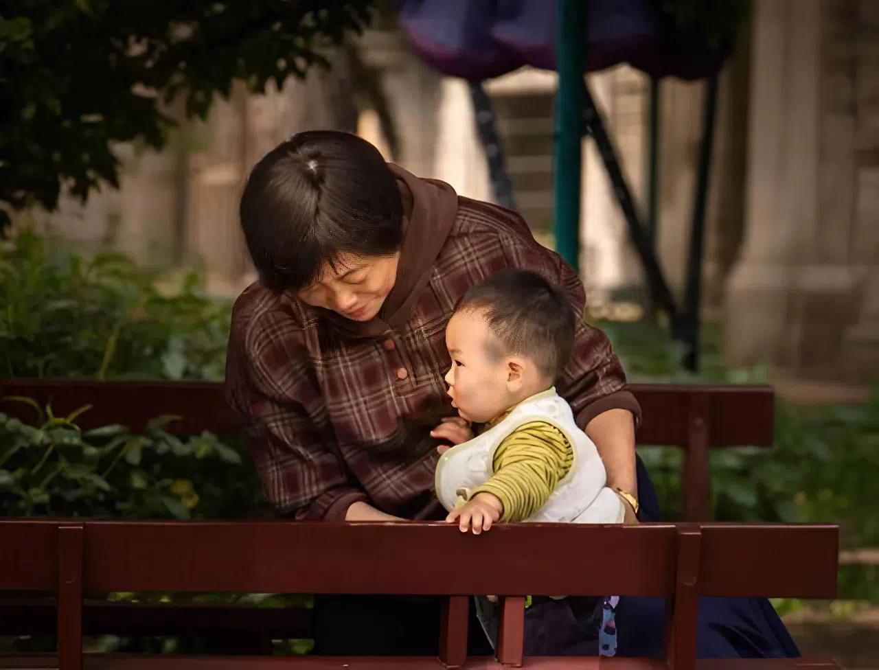 May mắn lớn nhất của cha mẹ l&agrave; được 4 kiểu &ocirc;ng b&agrave; sau phụ gi&uacute;p chăm s&oacute;c con c&aacute;i: Trẻ lớn l&ecirc;n kiểu g&igrave; cũng th&ocirc;ng minh, kh&eacute;o l&eacute;o!- Ảnh 1.