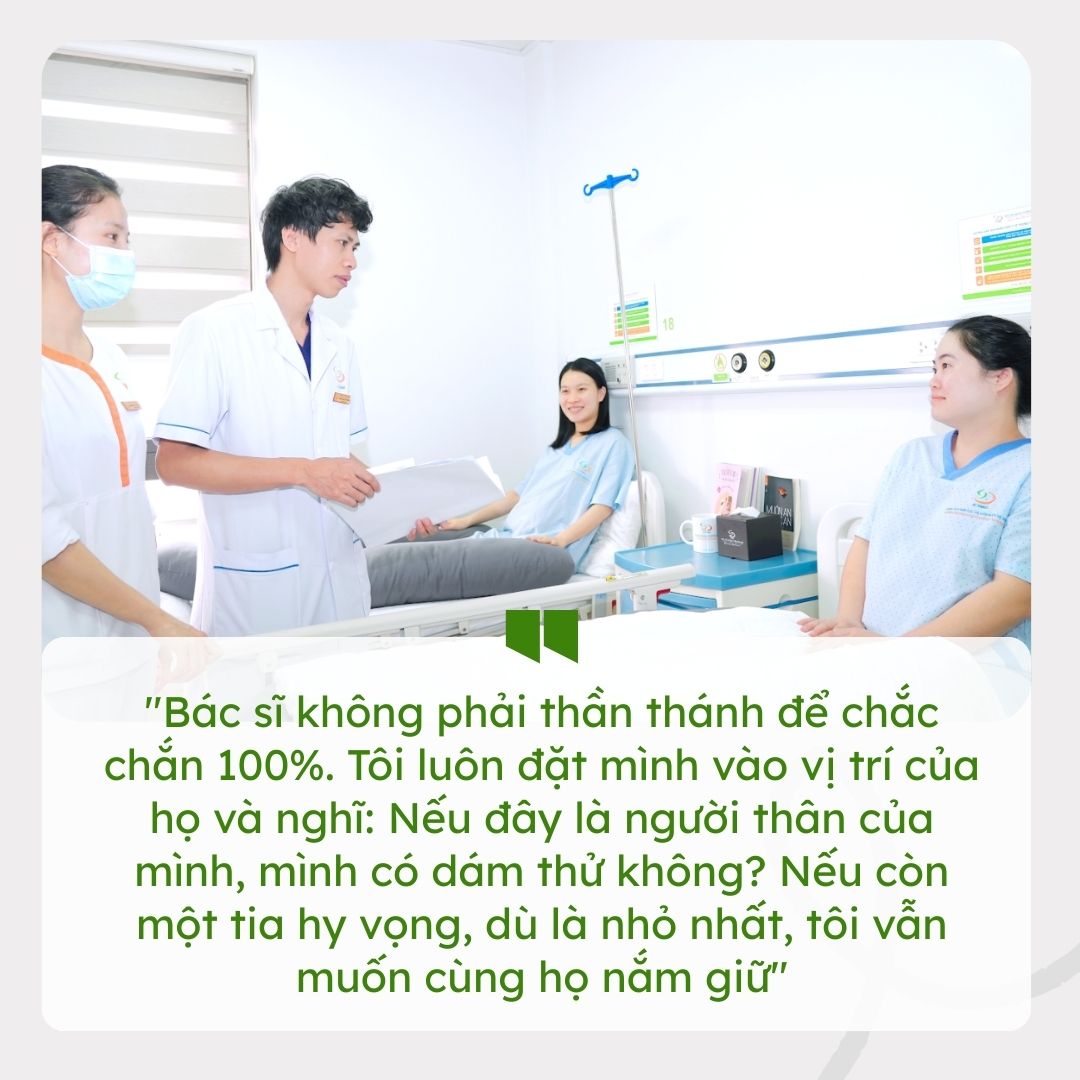BS. Ho&agrave;ng Văn Khanh - người gom nhặt hy vọng, giữ lại những m&ugrave;a xu&acirc;n muộn cho đời: Ph&iacute;a sau chiếc &aacute;o Blouse l&agrave; tr&aacute;i tim kh&ocirc;ng nỡ bu&ocirc;ng tay- Ảnh 7.