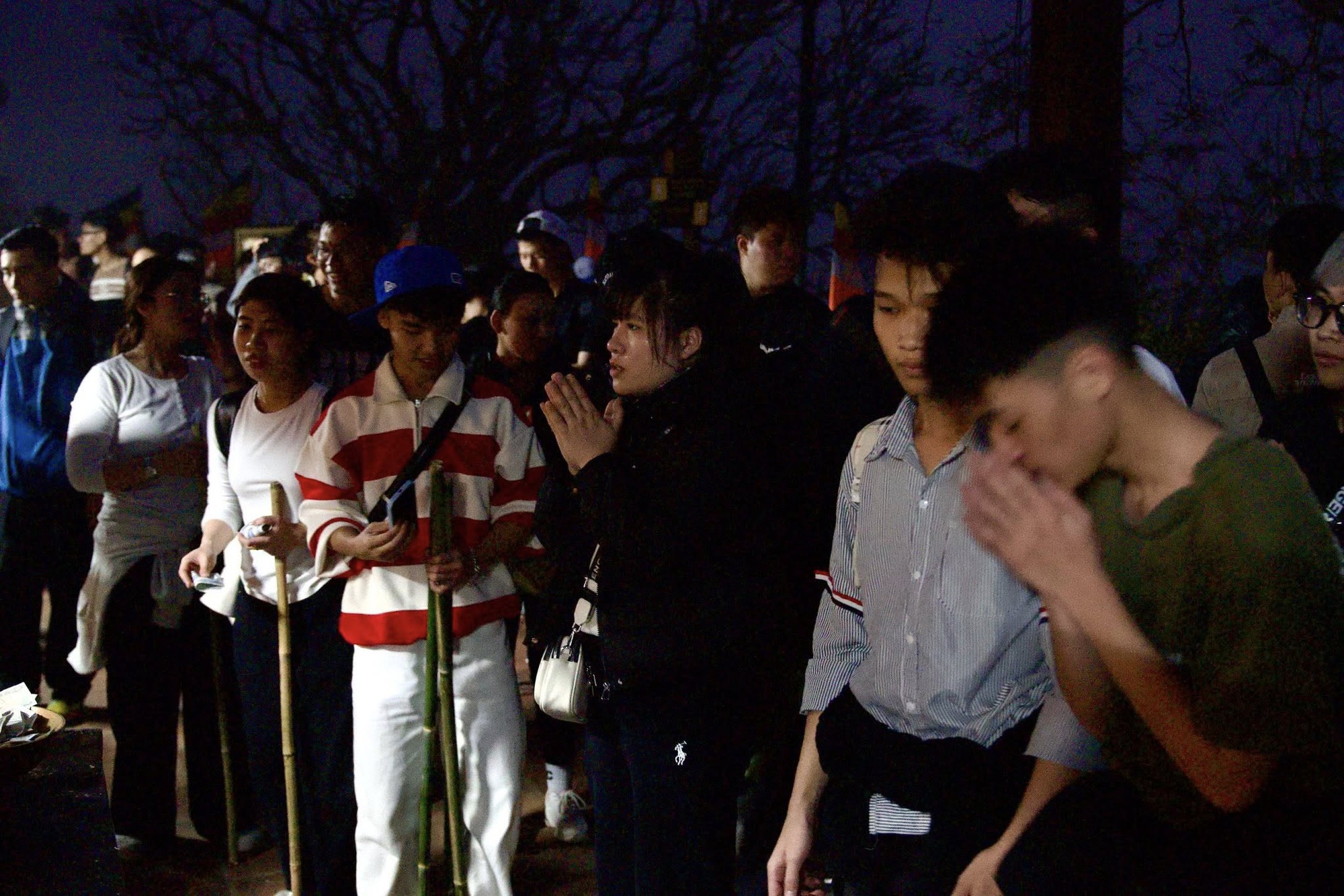 Yên Tử thất thủ, kẹt cứng từ 4h sáng: Du khách đông nghịt, ai cũng cầm 1 chiếc gậy trong tay- Ảnh 4. Yên Tử thất thủ, kẹt cứng từ 4h sáng: Du khách đông nghịt, ai cũng cầm 1 chiếc gậy trong tay- Ảnh 4.