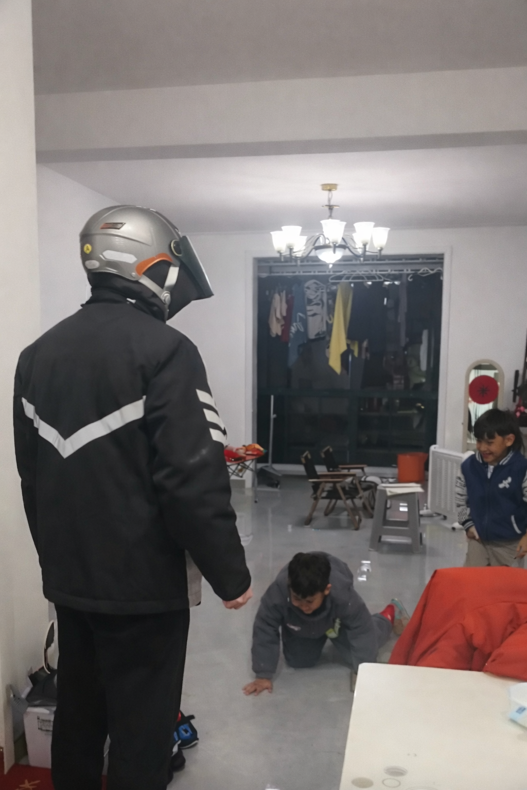 Đ&ecirc;m Giao thừa giao h&agrave;ng đến 2 giờ s&aacute;ng mới về, anh shipper gặp cảnh tượng rơi nước mắt khi vừa mở cửa nh&agrave;- Ảnh 2.