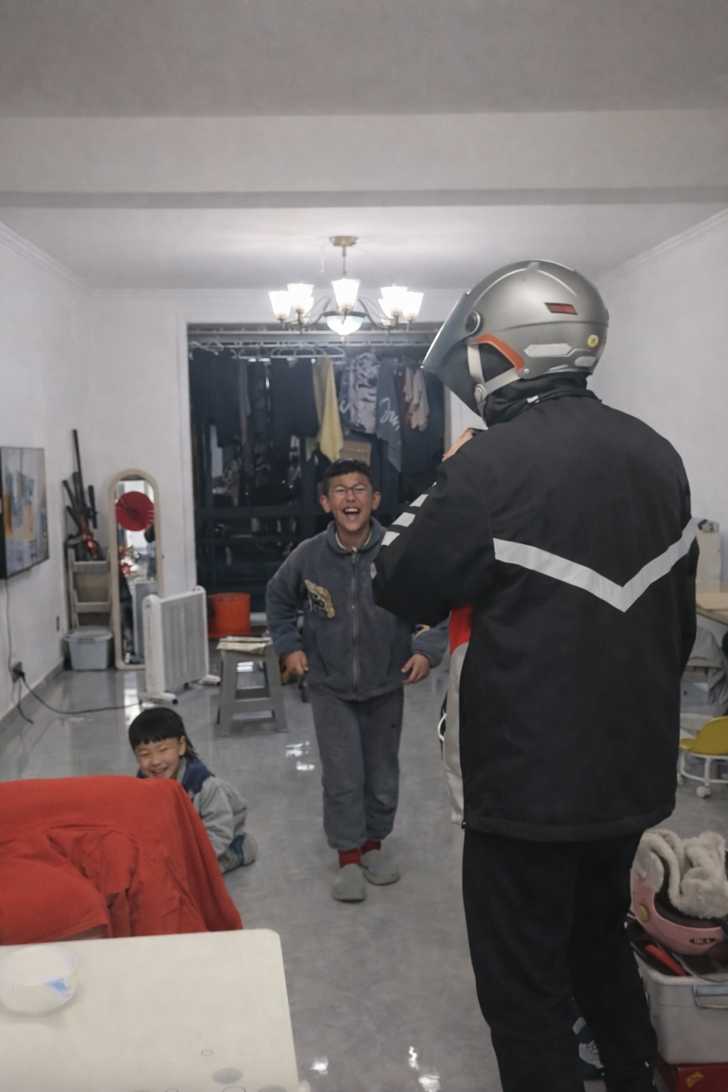 Đ&ecirc;m Giao thừa giao h&agrave;ng đến 2 giờ s&aacute;ng mới về, anh shipper gặp cảnh tượng rơi nước mắt khi vừa mở cửa nh&agrave;- Ảnh 1.