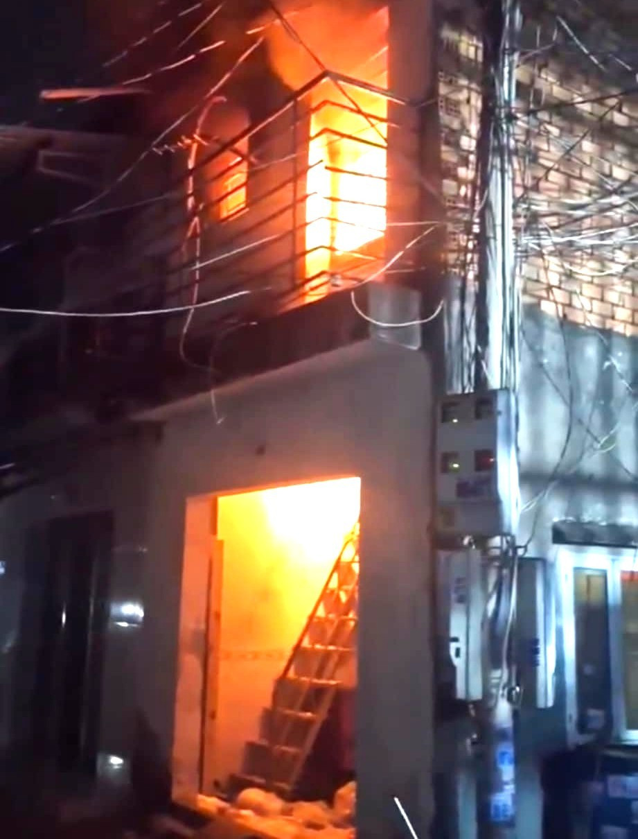 [CLIP] Căn nh&agrave; bốc ch&aacute;y dữ dội trong đ&ecirc;m ở TPHCM- Ảnh 1.