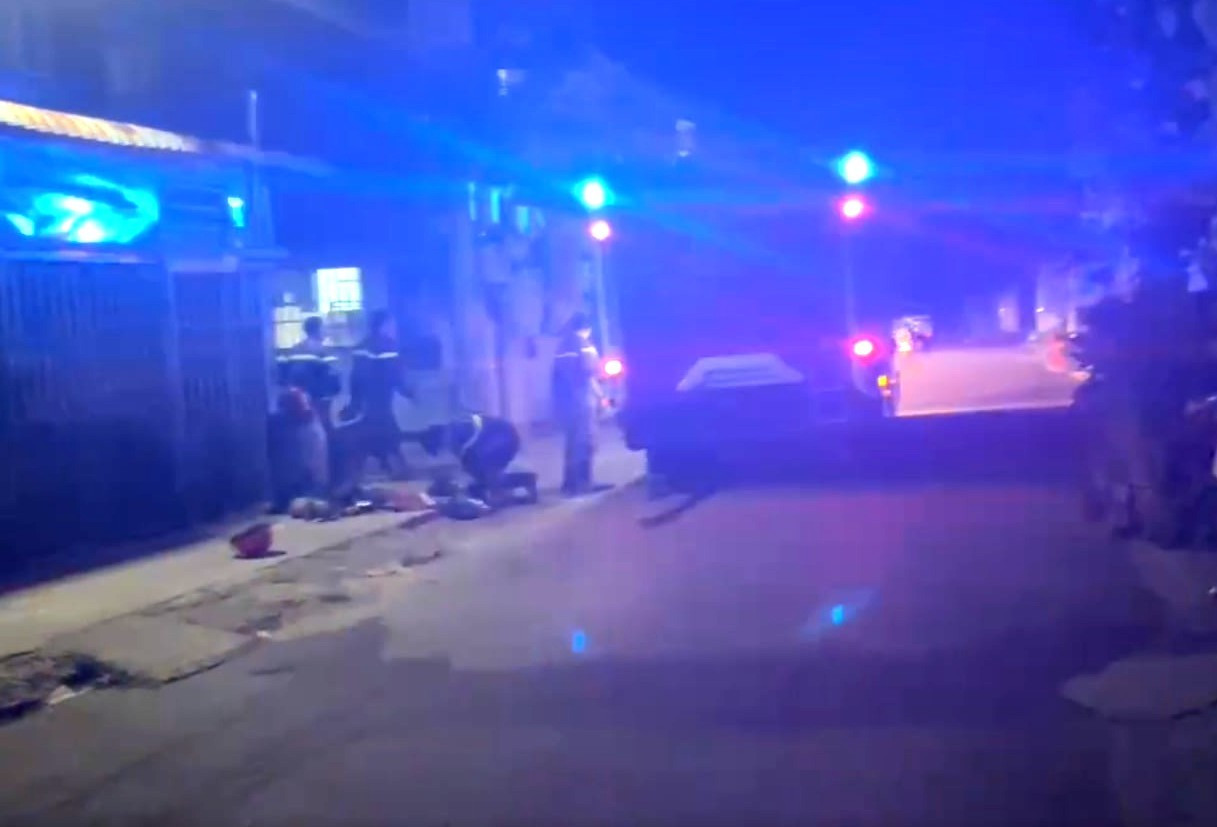 [CLIP] Căn nh&agrave; bốc ch&aacute;y dữ dội trong đ&ecirc;m ở TPHCM- Ảnh 2.