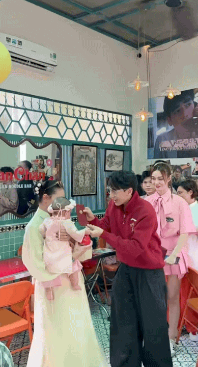 Ng&ocirc; Thanh V&acirc;n lần đầu h&eacute; lộ gương mặt con g&aacute;i, Tết đầu ti&ecirc;n của b&eacute; Gạo g&acirc;y sốt với m&agrave;n nhận l&igrave; x&igrave; xứng danh &aacute;i nữ- Ảnh 3.