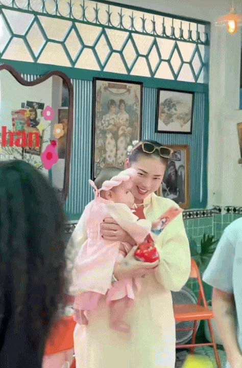 Ng&ocirc; Thanh V&acirc;n lần đầu h&eacute; lộ gương mặt con g&aacute;i, Tết đầu ti&ecirc;n của b&eacute; Gạo g&acirc;y sốt với m&agrave;n nhận l&igrave; x&igrave; xứng danh &aacute;i nữ- Ảnh 4.