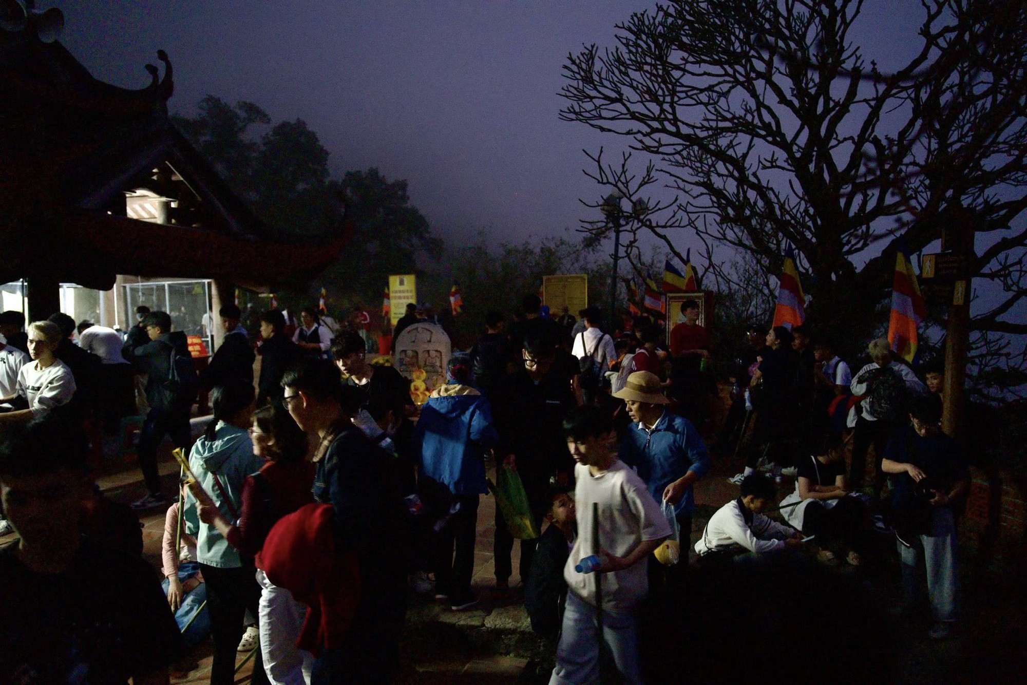 Yên Tử thất thủ, kẹt cứng từ 4h sáng: Du khách đông nghịt, ai cũng cầm 1 chiếc gậy trong tay- Ảnh 2. Yên Tử thất thủ, kẹt cứng từ 4h sáng: Du khách đông nghịt, ai cũng cầm 1 chiếc gậy trong tay- Ảnh 2.