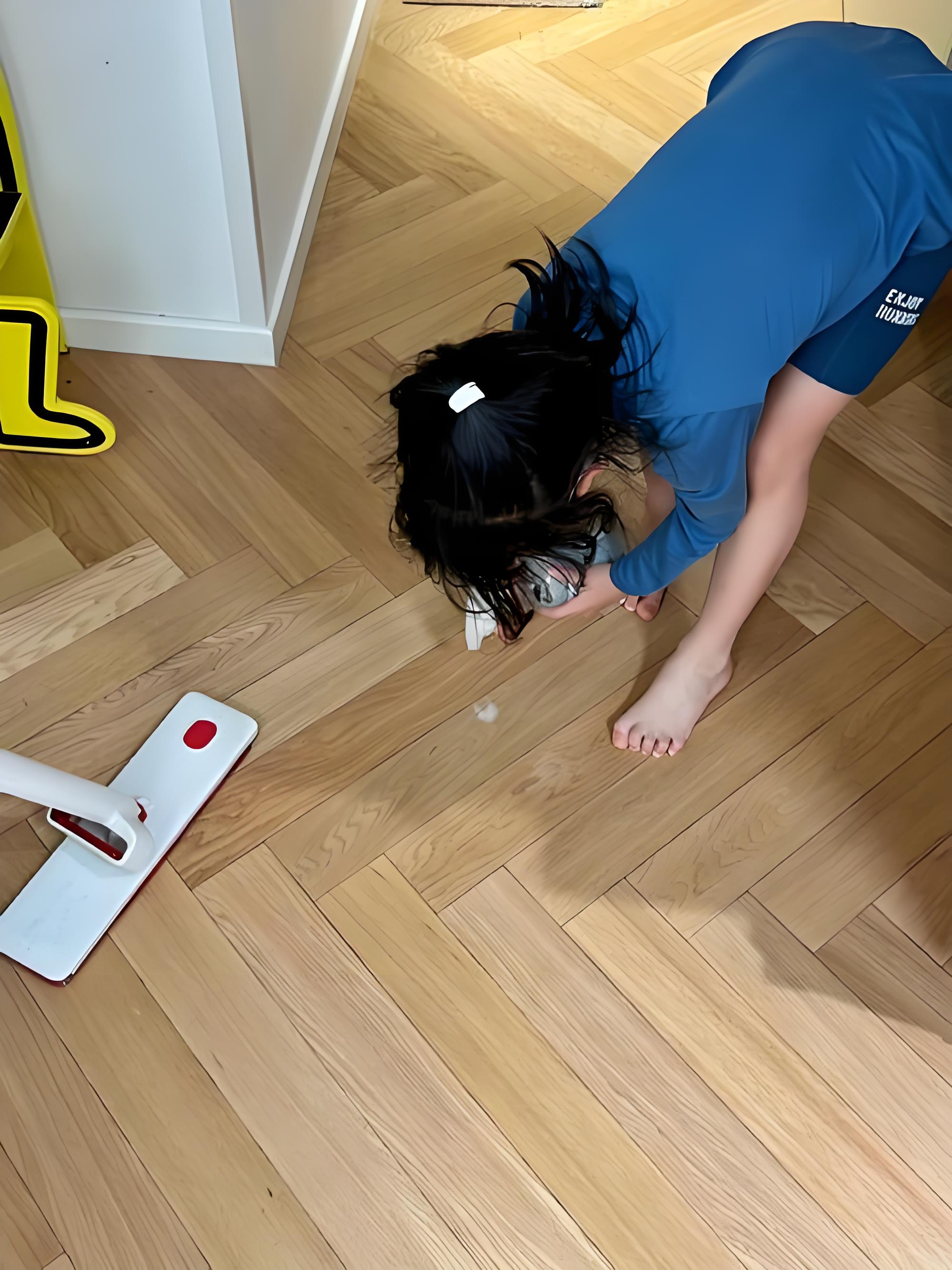 Con lỡ tay l&agrave;m đổ nước ngọt l&ecirc;n thảm nh&agrave; họ h&agrave;ng, người mẹ n&oacute;i một c&acirc;u khiến chủ nh&agrave; bật cười khanh kh&aacute;ch- Ảnh 1.