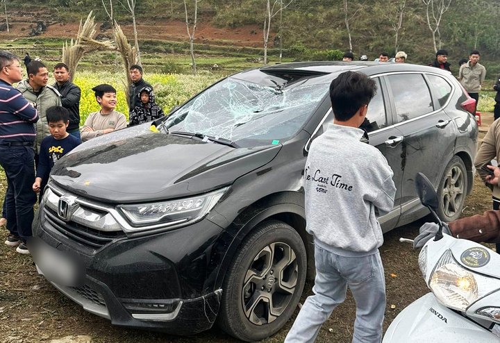 D&ugrave; lượn gặp sự cố tại Quản Bạ, rơi tr&uacute;ng &ocirc; t&ocirc; l&agrave;m vỡ k&iacute;nh chắn gi&oacute;- Ảnh 2.