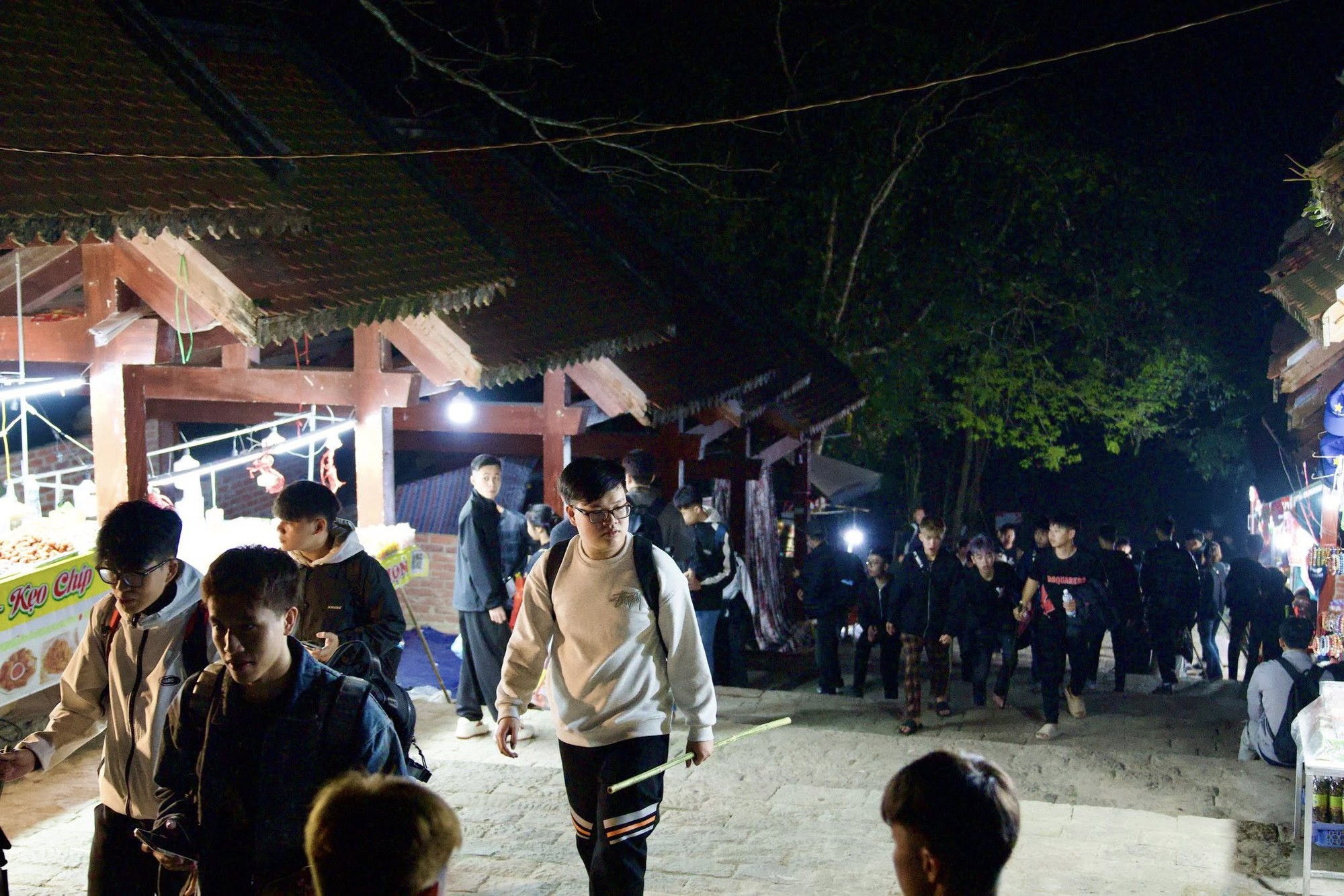 Yên Tử thất thủ, kẹt cứng từ 4h sáng: Du khách đông nghịt, ai cũng cầm 1 chiếc gậy trong tay- Ảnh 3. Yên Tử thất thủ, kẹt cứng từ 4h sáng: Du khách đông nghịt, ai cũng cầm 1 chiếc gậy trong tay- Ảnh 3.