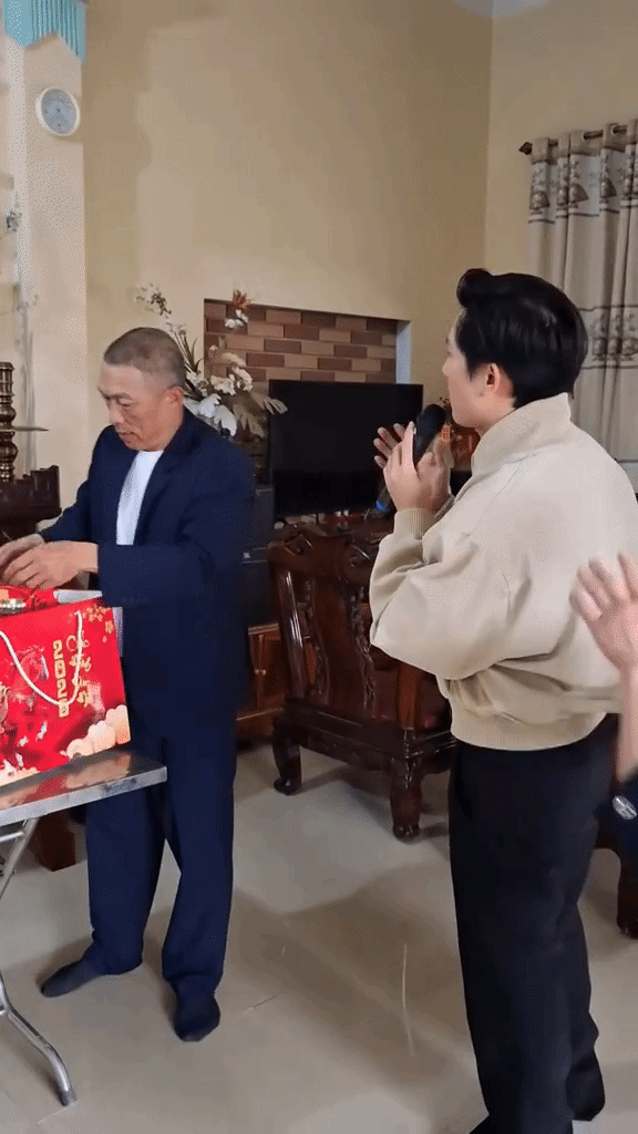 Ca sĩ đón xuân lên trang Thông tin Chính Phủ: Hát cả năm Tết vẫn hát, giữ chuỗi “nghỉ lễ lâu nhất Việt Nam”- Ảnh 2.