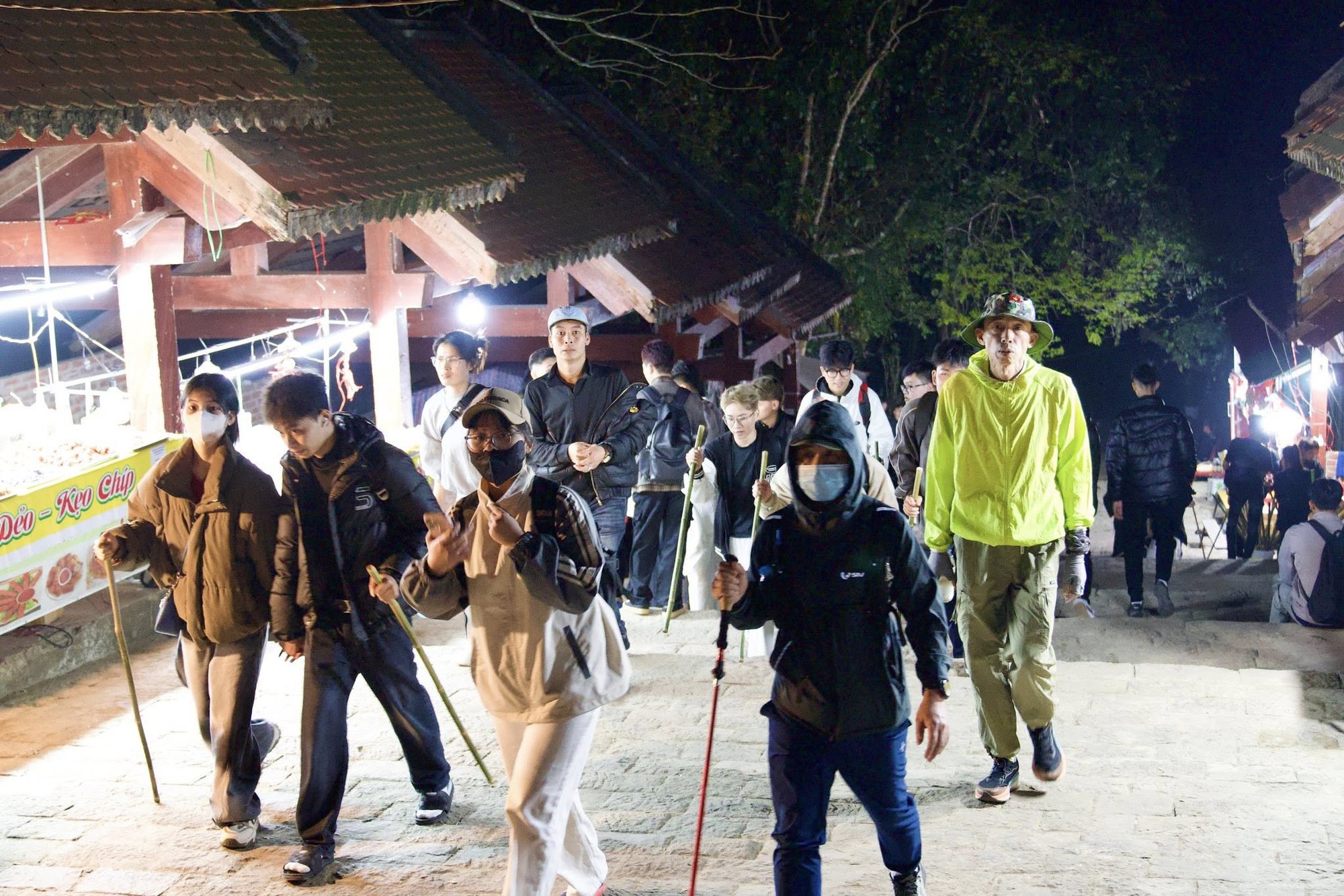 Yên Tử thất thủ, kẹt cứng từ 4h sáng: Du khách đông nghịt, ai cũng cầm 1 chiếc gậy trong tay- Ảnh 5. Yên Tử thất thủ, kẹt cứng từ 4h sáng: Du khách đông nghịt, ai cũng cầm 1 chiếc gậy trong tay- Ảnh 5.