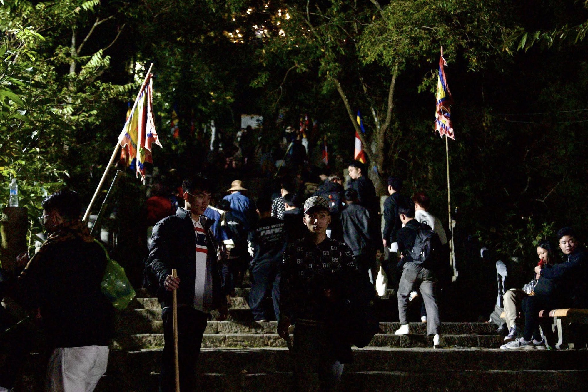 Yên Tử thất thủ, kẹt cứng từ 4h sáng: Du khách đông nghịt, ai cũng cầm 1 chiếc gậy trong tay- Ảnh 6. Yên Tử thất thủ, kẹt cứng từ 4h sáng: Du khách đông nghịt, ai cũng cầm 1 chiếc gậy trong tay- Ảnh 6.