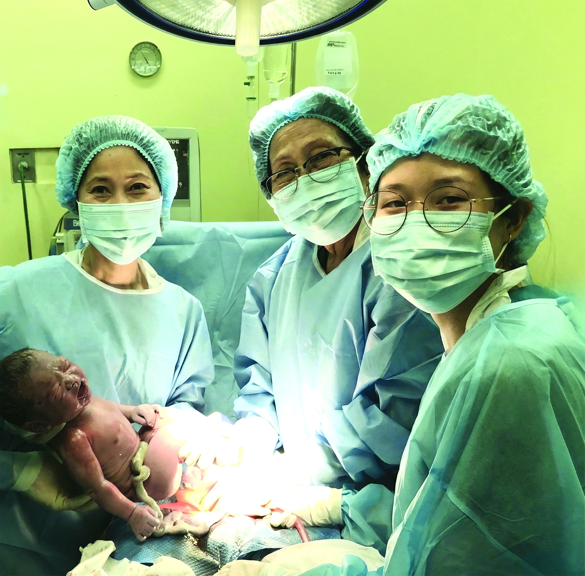 1 gia đ&igrave;nh 3 thế hệ b&aacute;c sĩ sản khoa- Ảnh 2.