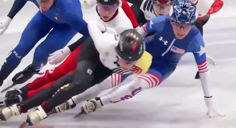 Kinh ho&agrave;ng Olympic: VĐV bị gi&agrave;y của đối thủ cứa v&agrave;o mắt, buộc nằm c&aacute;ng rời s&acirc;n- Ảnh 1.