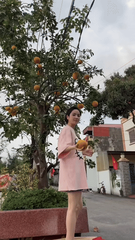 Hiếm khi thấy Quang Hải xắn quần cầm chổi qu&eacute;t cổng nh&agrave; bố vợ, Chu Thanh Huyền "th&acirc;n t&agrave;n ma dại" sau tết- Ảnh 3.