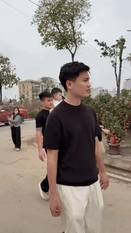 Hiếm khi thấy Quang Hải xắn quần cầm chổi qu&eacute;t cổng nh&agrave; bố vợ, Chu Thanh Huyền "th&acirc;n t&agrave;n ma dại" sau tết- Ảnh 4.