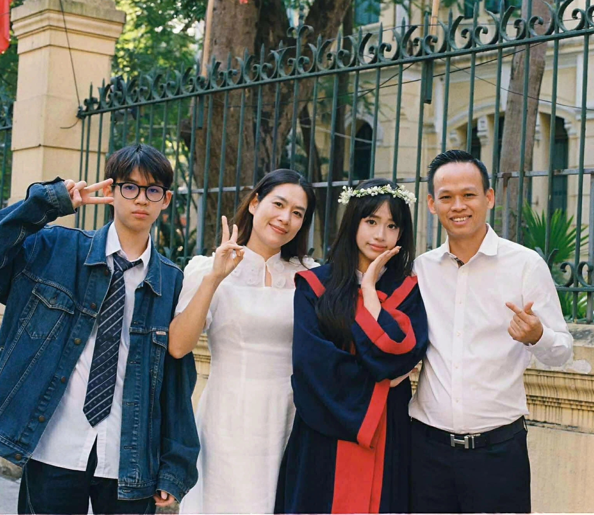 Con g&aacute;i của "Nguyệt thảo mai" kh&ocirc;ng ngờ đ&atilde; trổ m&atilde; xinh đẹp thế n&agrave;y: Mẹ n&oacute;i 1 c&acirc;u đủ thấy được dạy qu&aacute; kh&eacute;o!- Ảnh 1.