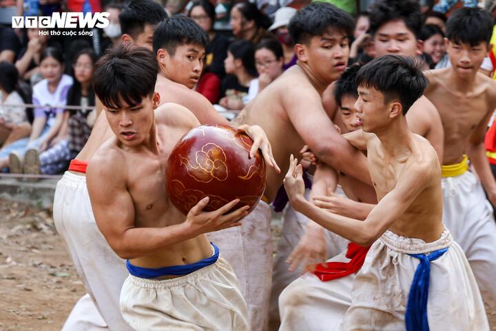 Trai tr&aacute;ng m&igrave;nh trần vật cầu 20kg, tranh t&agrave;i nảy lửa tại hội l&agrave;ng Th&uacute;y Lĩnh- Ảnh 3.