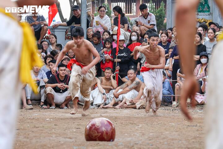 Trai tr&aacute;ng m&igrave;nh trần vật cầu 20kg, tranh t&agrave;i nảy lửa tại hội l&agrave;ng Th&uacute;y Lĩnh- Ảnh 4.