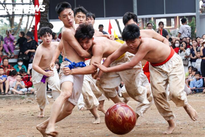 Trai tr&aacute;ng m&igrave;nh trần vật cầu 20kg, tranh t&agrave;i nảy lửa tại hội l&agrave;ng Th&uacute;y Lĩnh- Ảnh 5.