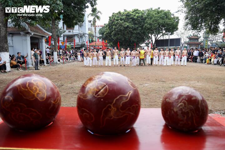 Trai tr&aacute;ng m&igrave;nh trần vật cầu 20kg, tranh t&agrave;i nảy lửa tại hội l&agrave;ng Th&uacute;y Lĩnh- Ảnh 2.