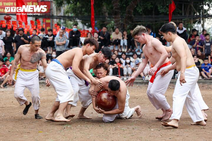 Trai tr&aacute;ng m&igrave;nh trần vật cầu 20kg, tranh t&agrave;i nảy lửa tại hội l&agrave;ng Th&uacute;y Lĩnh- Ảnh 7.