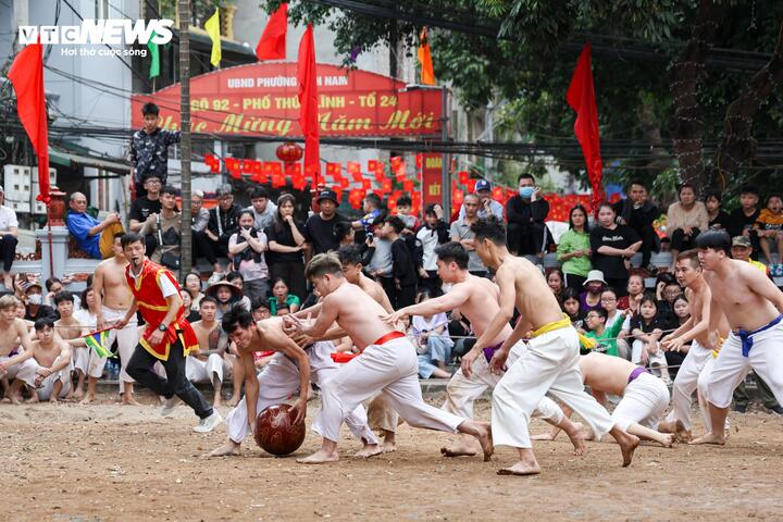 Trai tr&aacute;ng m&igrave;nh trần vật cầu 20kg, tranh t&agrave;i nảy lửa tại hội l&agrave;ng Th&uacute;y Lĩnh- Ảnh 6.