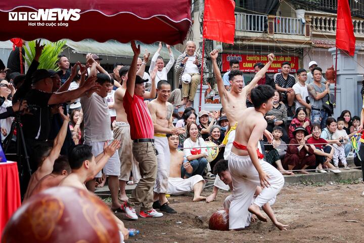 Trai tr&aacute;ng m&igrave;nh trần vật cầu 20kg, tranh t&agrave;i nảy lửa tại hội l&agrave;ng Th&uacute;y Lĩnh- Ảnh 9.