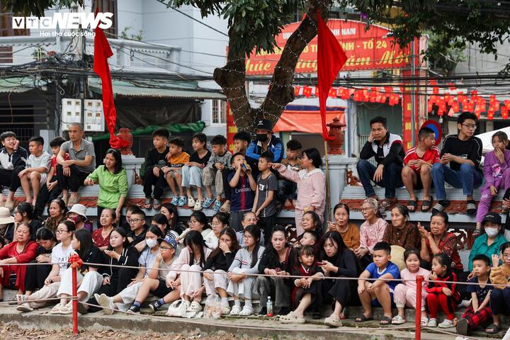 Trai tr&aacute;ng m&igrave;nh trần vật cầu 20kg, tranh t&agrave;i nảy lửa tại hội l&agrave;ng Th&uacute;y Lĩnh- Ảnh 12.