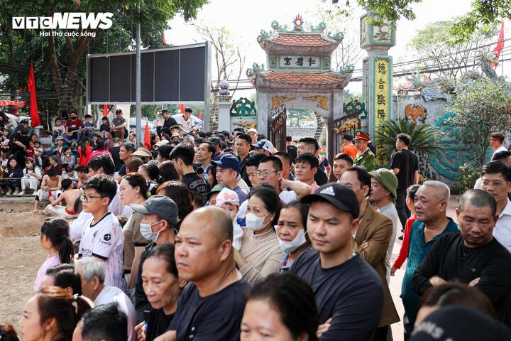 Trai tr&aacute;ng m&igrave;nh trần vật cầu 20kg, tranh t&agrave;i nảy lửa tại hội l&agrave;ng Th&uacute;y Lĩnh- Ảnh 11.