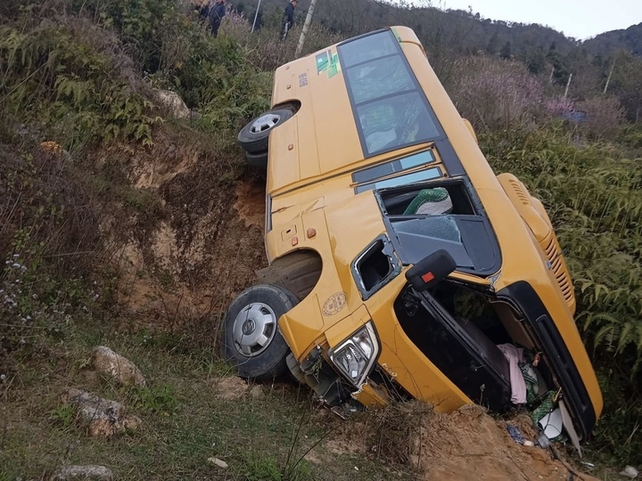 &Ocirc; t&ocirc; kh&aacute;ch lao xuống sườn đồi ở L&agrave;o Cai- Ảnh 1.