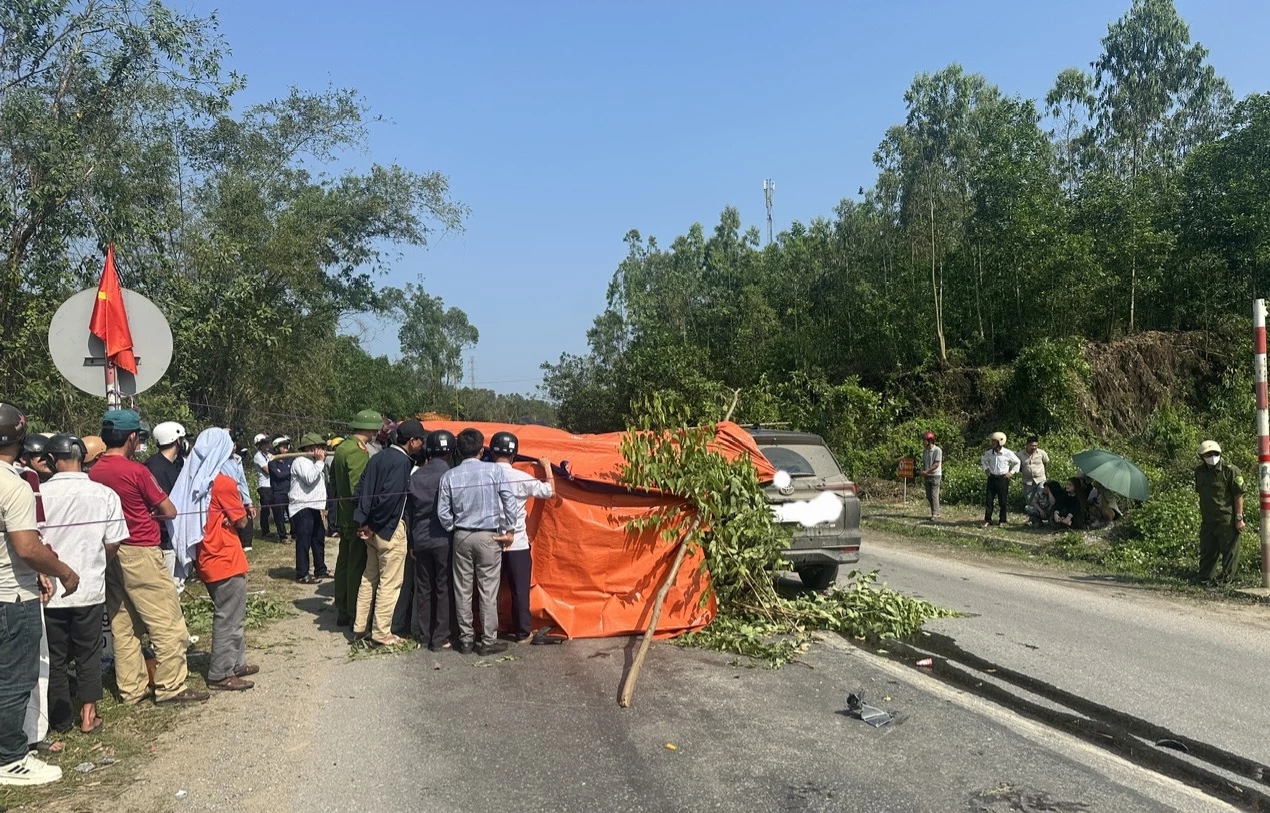 Va chạm giữa &ocirc; t&ocirc; v&agrave; xe m&aacute;y, gia đ&igrave;nh 4 người thương vong- Ảnh 1.