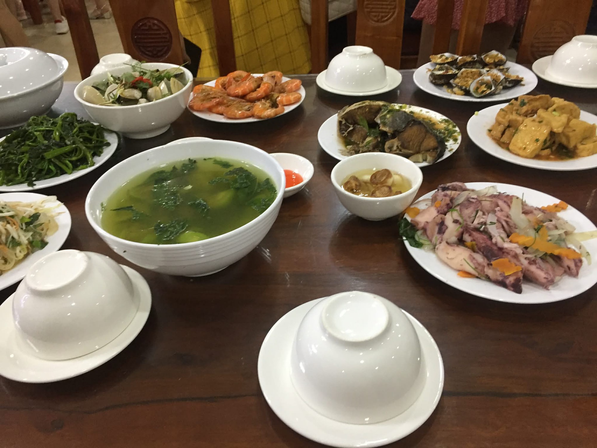 M&ugrave;ng 7 đi l&agrave;m trở lại nhưng m&ugrave;ng 10 vẫn &ocirc;m laptop v&agrave; 