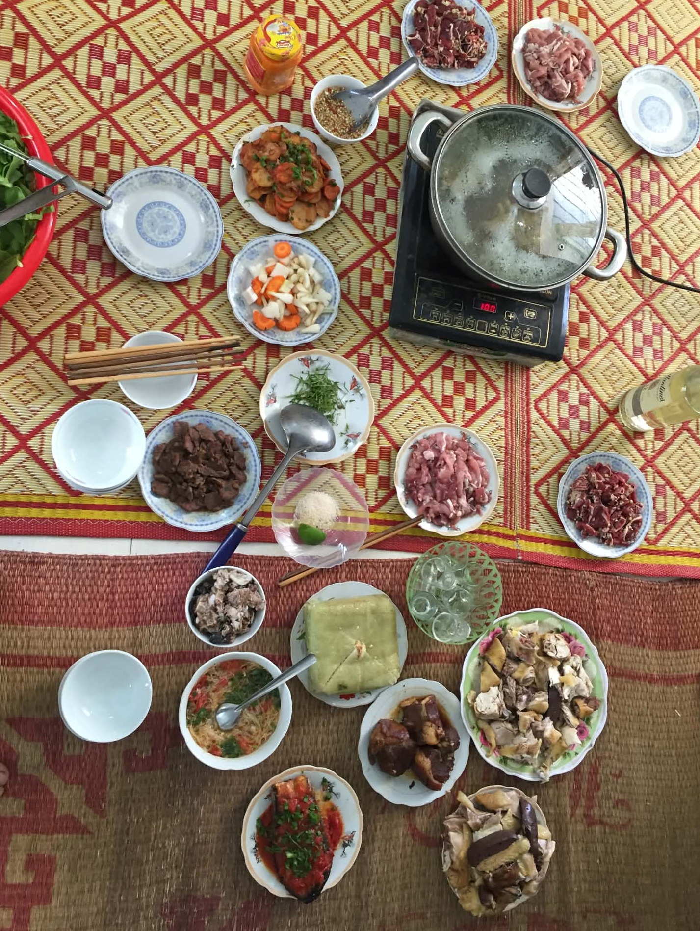 M&ugrave;ng 7 đi l&agrave;m trở lại nhưng m&ugrave;ng 10 vẫn &ocirc;m laptop v&agrave; 