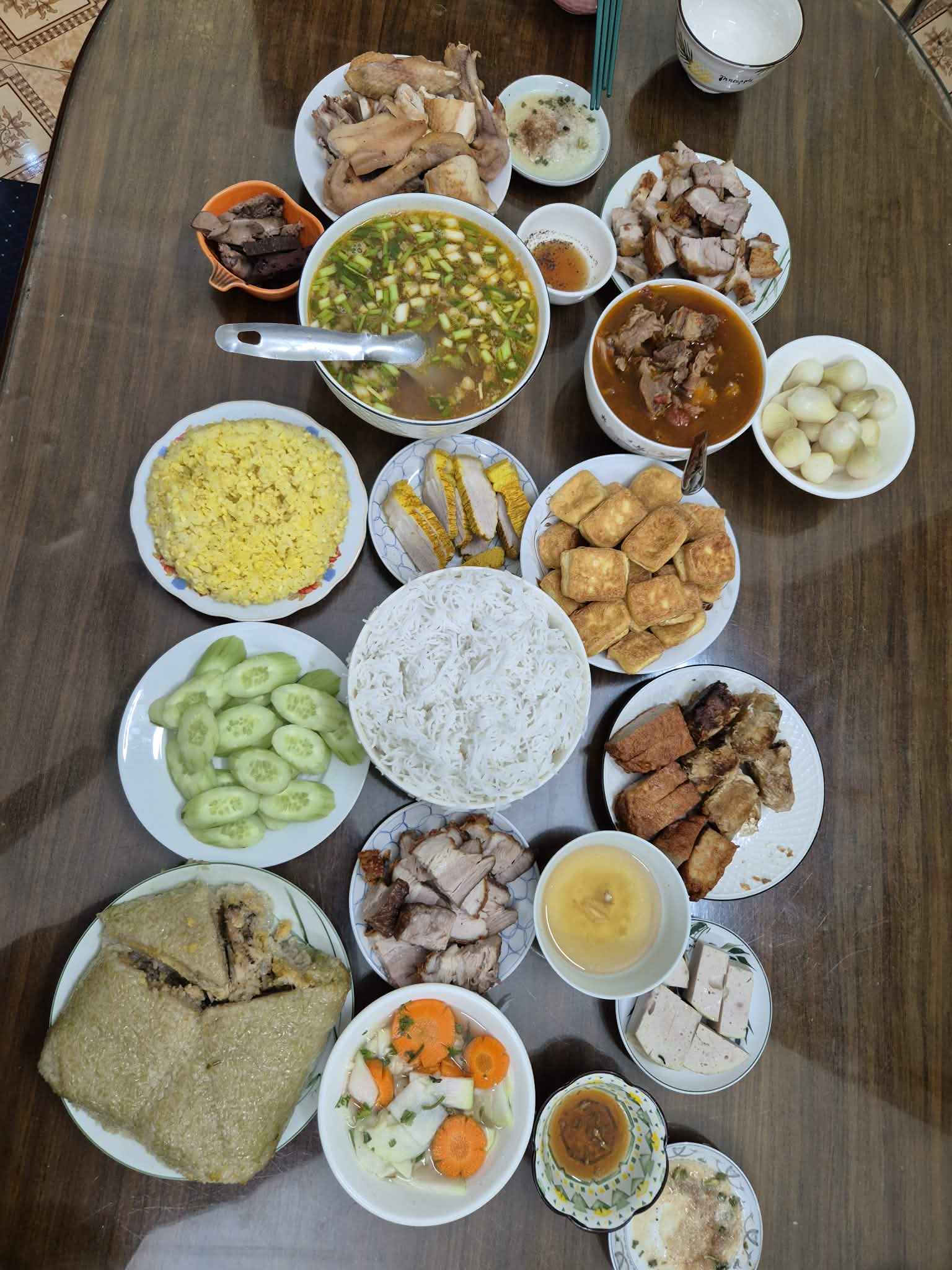 M&ugrave;ng 7 đi l&agrave;m trở lại nhưng m&ugrave;ng 10 vẫn &ocirc;m laptop v&agrave; 